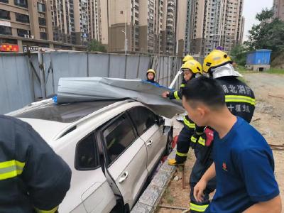 最快出警！消防站门口发生车祸，正在训练的消防员秒出警救援