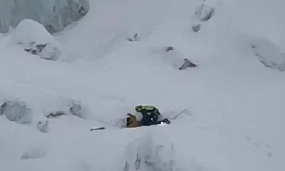英国男子身穿薄衣攀登阿尔卑斯最高峰 在冻死前5分钟获救