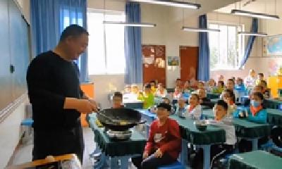 小学开设劳动课，老师教孩子做蛋炒饭，还教过种蔬菜……