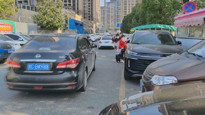 热线直播| 北潭路违停、占道经营严重 回应：将联合整治