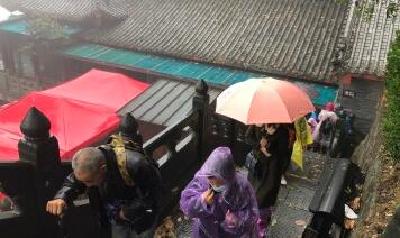 绵绵秋雨，云雾缭绕！重阳节众游客热情不减登武当览胜