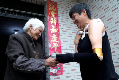 十堰正能量| 重获“四肢”的卜昌娥圆了夙愿：为婆婆奉上热茶