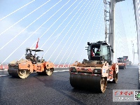 现场大片！十淅高速丹江口水库特大桥桥面开始摊铺沥青