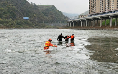 有人落水！十堰民警跳入刺骨河水 紧急救援化危机
