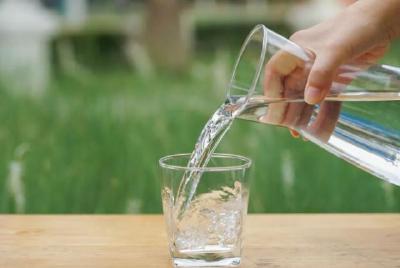 每天喝8杯水有利健康？最新研究显示...