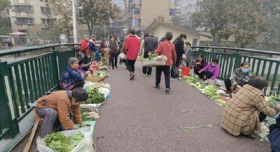 热线直播| 市民反映便民桥成了菜市场 希望相关部门管一管