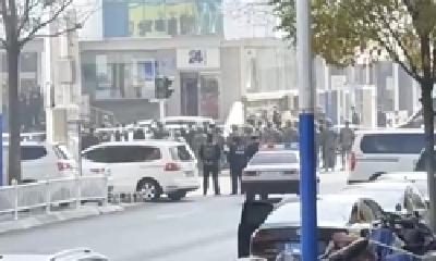 山东泰安警方处置一起银行抢劫案件 目击者：有一人被抬上救护车