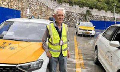88岁老人考取驾照：已花30万买特斯拉，会谨慎开车按时体检