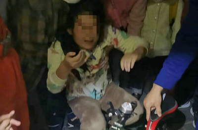 真疼！女童手指被自行车链条卡住 张湾消防紧急救援