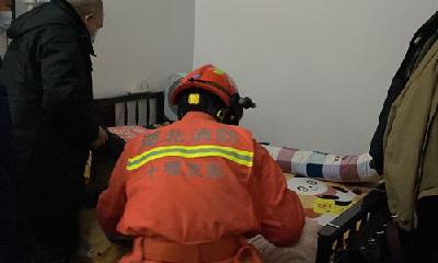 暖新闻|独居老人发病摔倒被困卧室 消防员紧急破门营救
