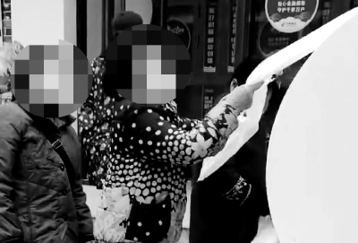 银行限时5秒免费撕卫生纸活动引争议 涉事银行回应 
