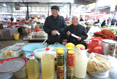 百姓生活| 76岁“白发奶奶”卖米酒20年，卖成“市场名人”