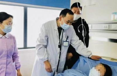 揪心！9岁男孩摔倒竹竿从大腿插入腹腔 120及时送医脱险