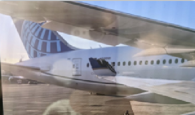 美国两架客机在机场相撞：一架满载乘客 机翼被折断