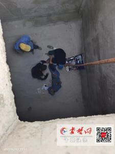 工人不慎坠入4米深地下室 十堰市中西医结合医院火速救援