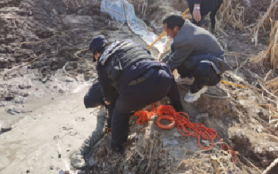 男孩深陷淤泥“无法自拔”，多亏他们及时救援！