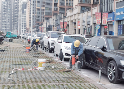 热线直播 | 小区公共停车区取消，很多车停路边导致出行难