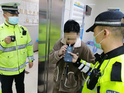 开双闪！闯红灯！男子夜间“酒驾”一路急驶究竟为何？