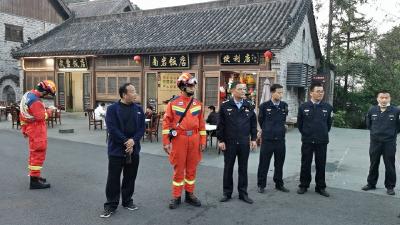 3名驴友寻小道登武当山被困 30余人连夜搜寻7小时成功营救