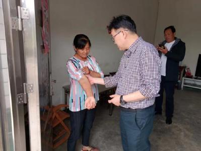 国药东风总医院院长魏涧一行到茅坝村调研