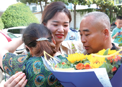 “出生不久遭弃养女子急寻十堰亲人”续：记者和十堰民警接力 28年后她重返家乡认亲