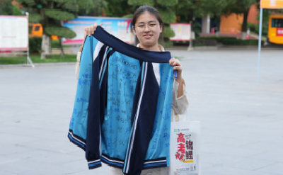 高考花絮 | 高三学生在校服上签名留念：“这件校服我要终身收藏”