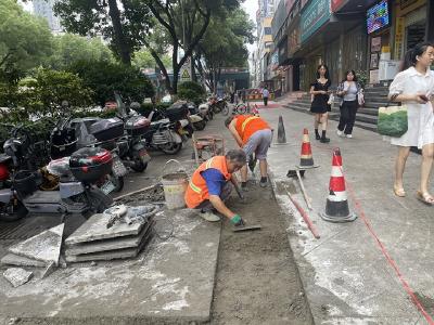 人民北路一处人行道启动改造 将增加停车位、解决盲道被占用问题