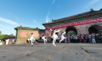 南航武汉至曼谷航线复航首发入境湖北旅游团来了 72名泰国游客游武当山