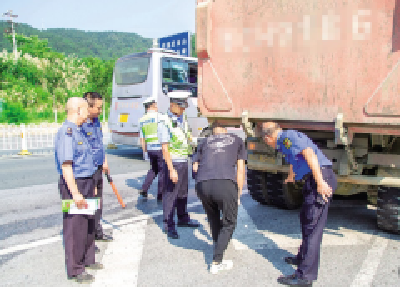 严防货车变“祸车” 十堰多部门出手整治