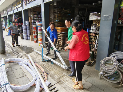 十堰一地开展乱堆乱放清理整治行动 70多家门店被清理