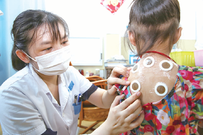 入伏首日，市民排队趁热“打贴” 专家提醒：冬病夏治虽好，但不是所有人都适合