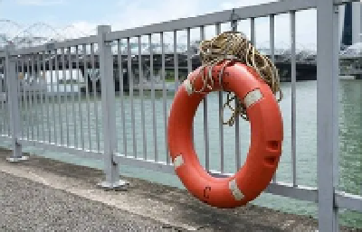 福建老板在房县危险河道、涉水景区义务投放近500套救生圈和救生绳—— 小小救生圈撑起“生命防护伞”