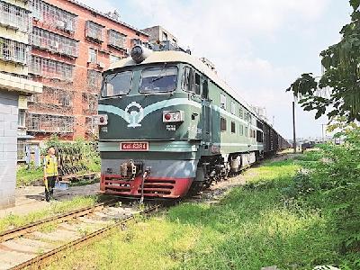 开行“点对点”救灾专列 7000多吨饮用水从十堰驰援河北