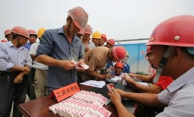 诚信社会 你我共建 | 法官“挖”出一起案中案 竹山15名农民工拿到拖欠5年的工资