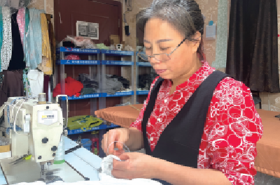 我们身边的小修小补 | 在小区里坚守了30年的老裁缝 北京武汉都有人找她做旗袍
