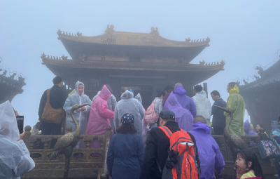 武当山：细雨绵绵游客热度依然不减 各部门雨中坚守服务游客