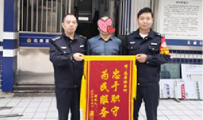 七旬老人负气离家 十余位民警地毯式搜索寻回“老小孩”