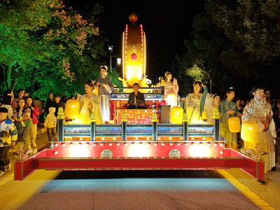 武当山太极湖新区：花车行进式巡游表演开启夜游新体验