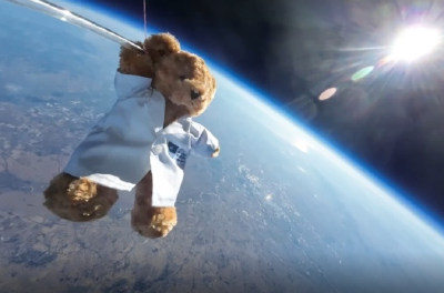 玩具熊飞上万米高空与地球合影，这个大学生是认真的
