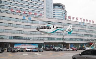 空客H135首飞  十堰人医新配置直升机免费救援竹山危重患者