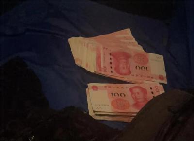 点赞！两万元现金遗落出租车，十堰的哥凌晨送还