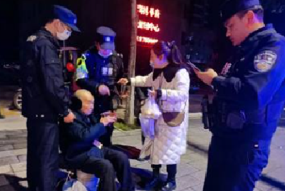 老人雪夜迷路警民联手救助 网友：“他们的举动温暖了这个冬天”
