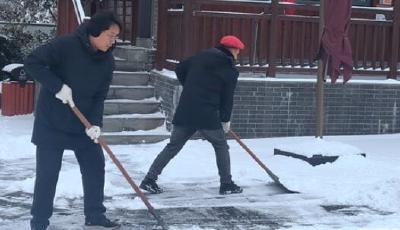 武当山景区： 多举措清雪除冰  确保景区安全开放