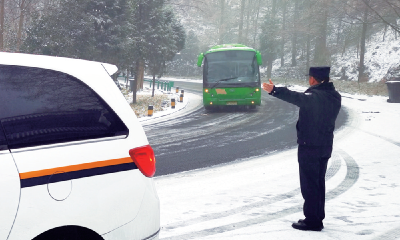 490余名游客滞留武当山景区 警车开道护送游客安全下山