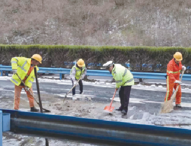 重点值守城区7处易结冰路段 十堰多部门全力保平安保畅通