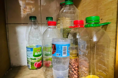 看似环保节约实则存在健康隐患 别再长期用塑料瓶装东西了