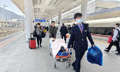 正能量！“担架”旅客乘坐高铁，十堰东站上演爱心接力！