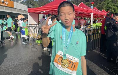 花絮 | 十堰14岁脑瘫少年贺天阳完成健康跑，获赞“好样的”