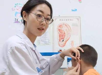 两岁男童夜啼一年余 十堰人医专家耳穴疗法解难题