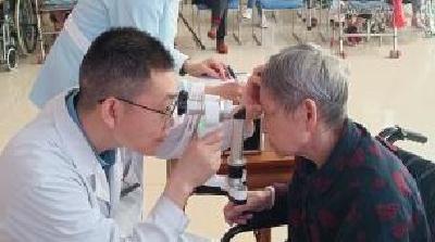 关爱老人眼部健康 国药东风总医院眼科义诊送“光明”